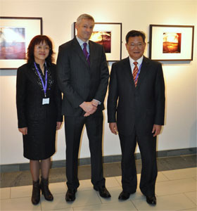 Nick Petford with representatived from the Zhejiang Uuniversities