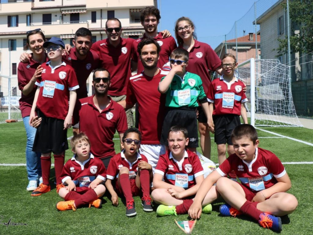 Photo showing Lazio player Marco Parolo and children at the Ready to Play club