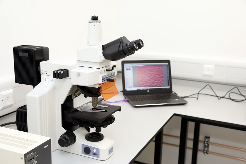 Microscope and laptop in a ICLT laboratory