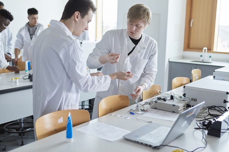Two students undertaking an experiment in the Biomedical Sciences lab during a seminar