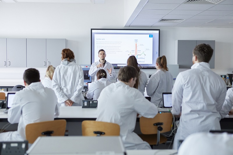 An academic leading a seminar in a Biomedical Sciences teaching lab
